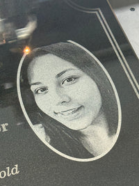 Lápida Grabada en Granito 24” x 24” Un Homenaje Majestuoso y Perdurable